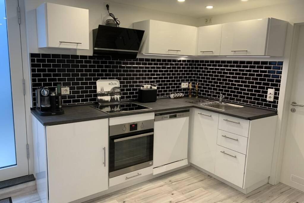 Modern Renovated Apartment Suited For Business Consultants - In Close Distance To Dt, Dhl And Un Campus - Reserved Parking Bonn Exterior foto